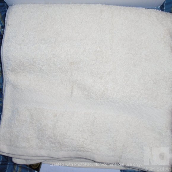 Gozze Bath Towels 27"W X 55"L  color cream - 2 towels for one price - Picture 1 of 1